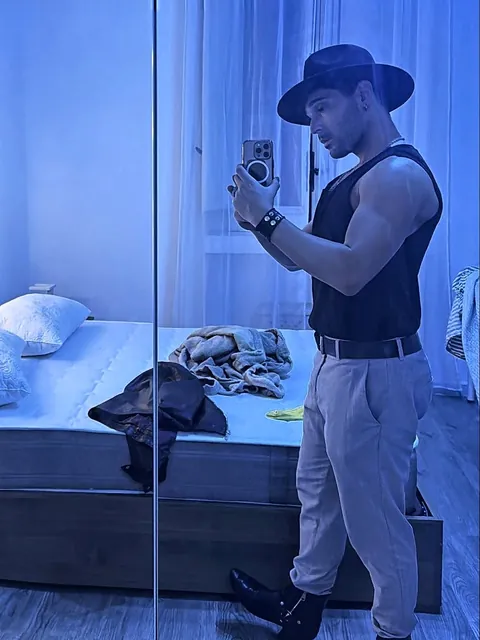 Ciro Simone Irmici, Hat, blue light